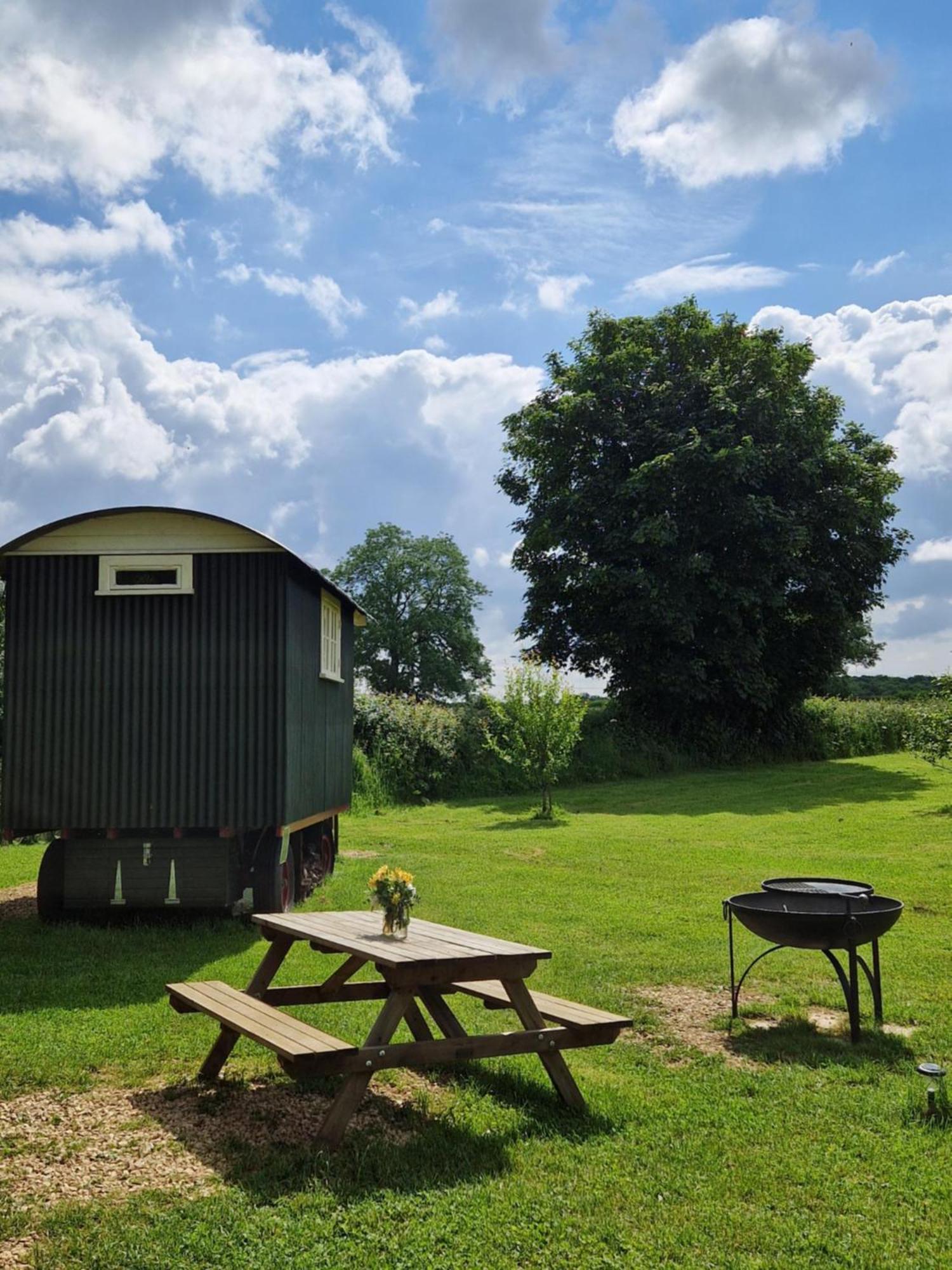 The Delkin Shepherds Huts Castle Combe Esterno foto