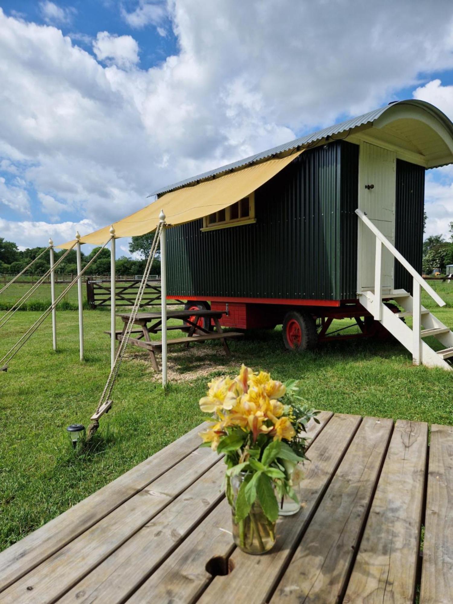 The Delkin Shepherds Huts Castle Combe Esterno foto