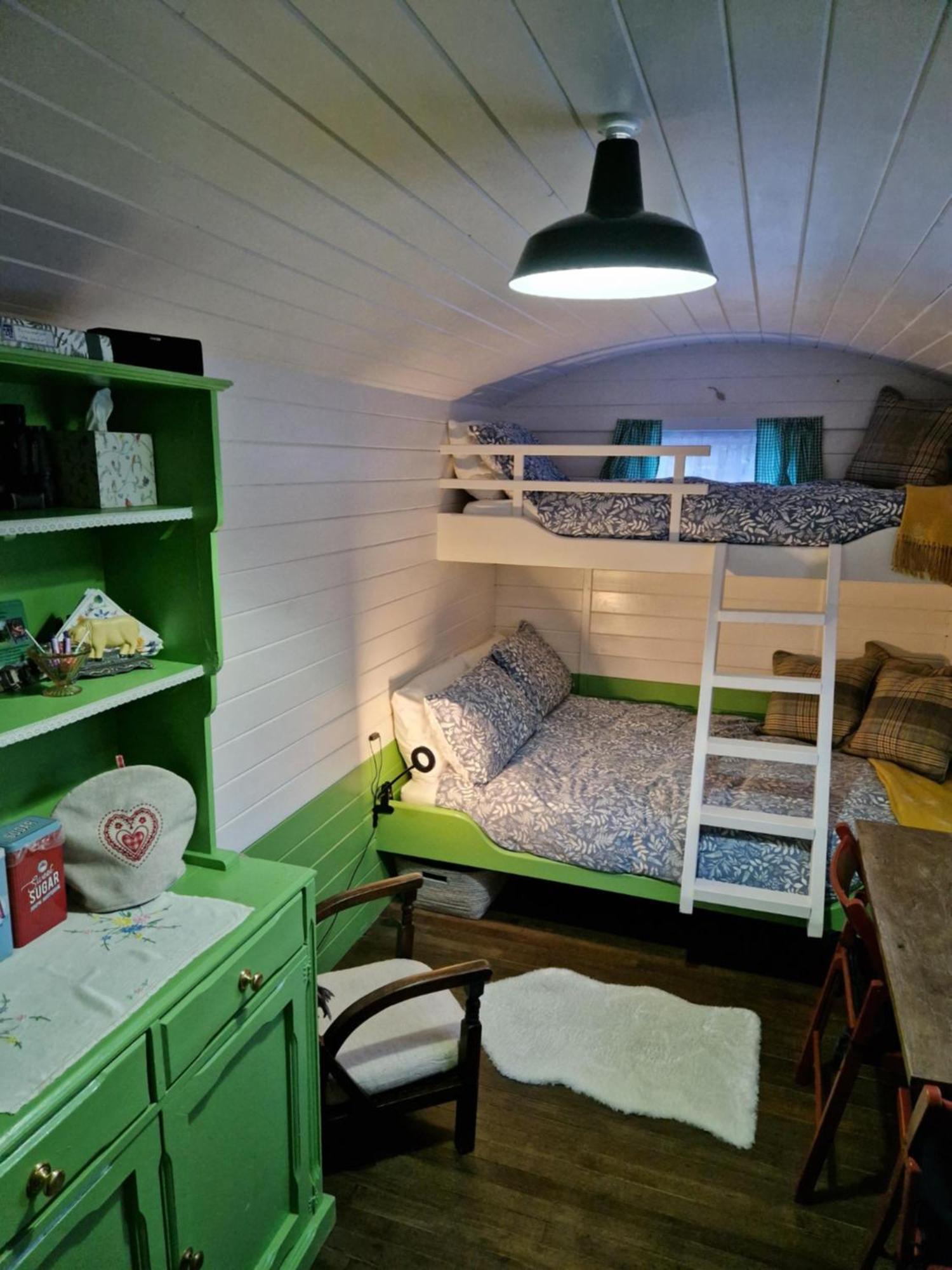 The Delkin Shepherds Huts Castle Combe Esterno foto
